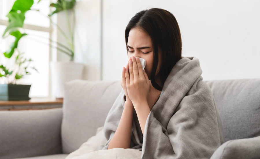 mulher gripada tentando se prevenir no inverno