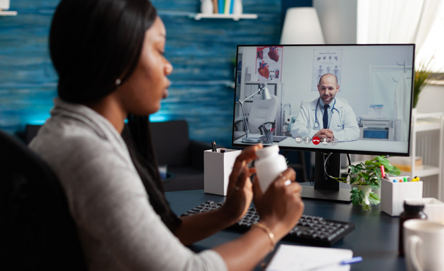 coloboradora de uma empresa usando telemedicina em ambiente corporativo