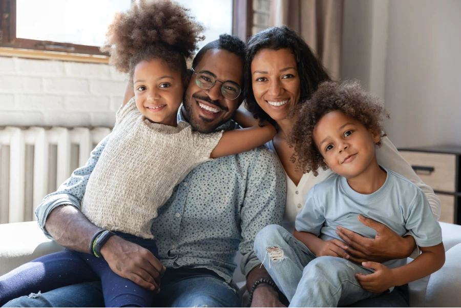 Família feliz utilizando cartão Filóo Saúde