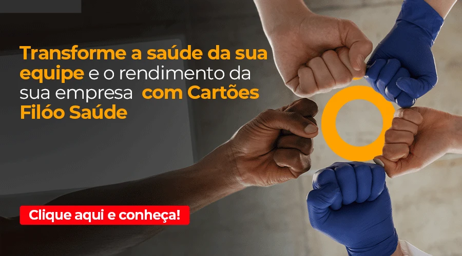 pessoas reunida com o cartao filoo