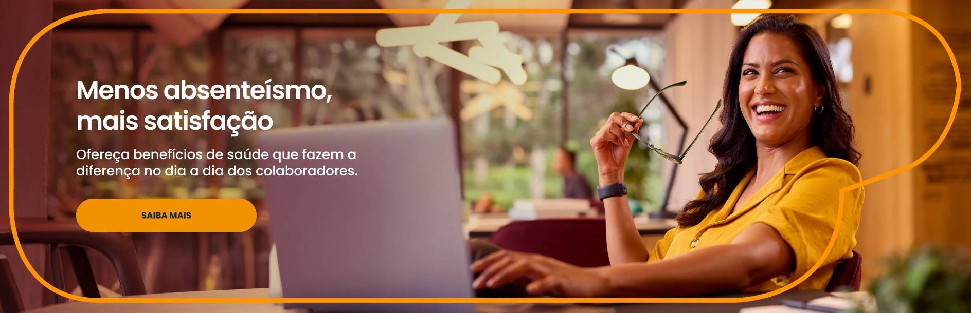 Banner com uma mulher sorridente e com o texto "Menos absenteísmo, mais satisfação"