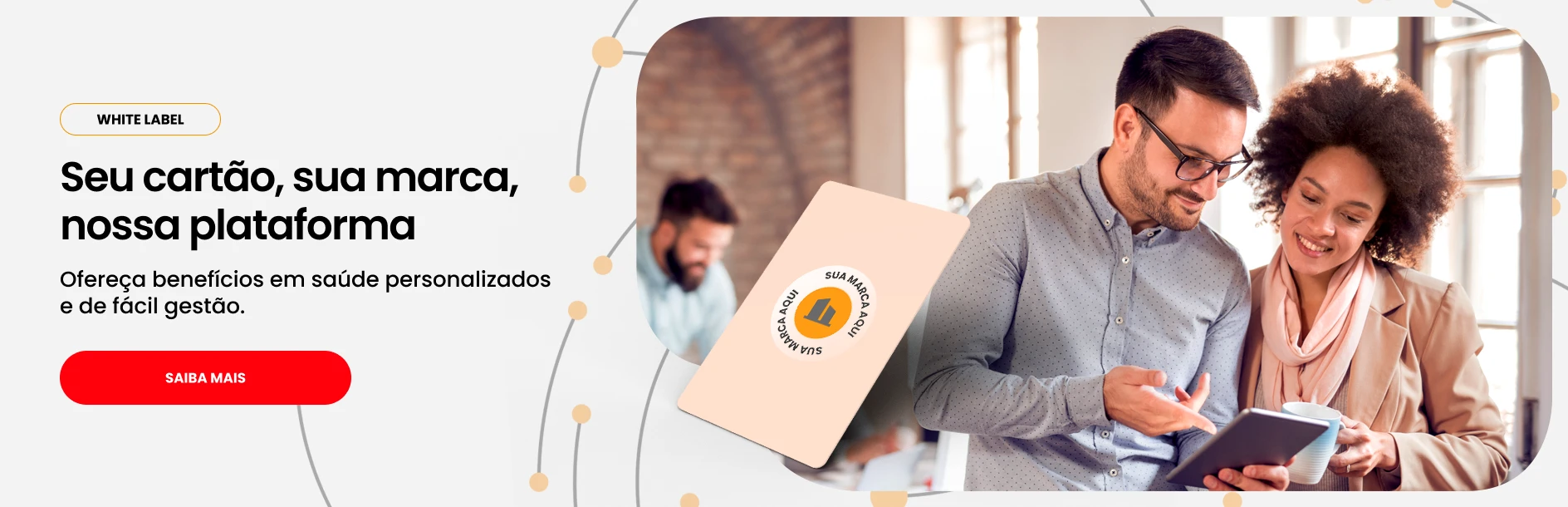 Banner com duas pessoas e um cartão e com o texto "seu cartão, sua marca, nossa plataforma"
