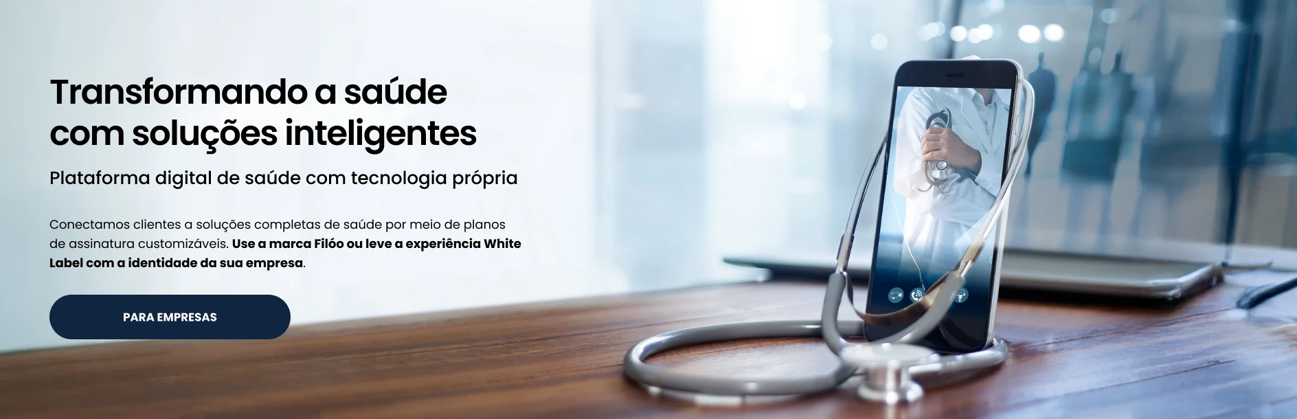 Banner com um celular e um estetoscópio e com o texto "Transformando a saúde com soluções inteligentes"